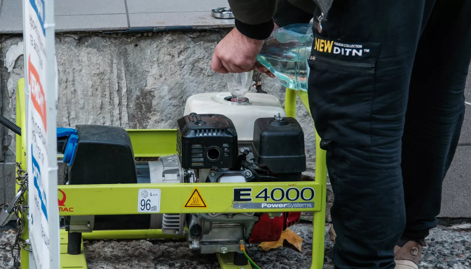 Миколаївці під час блекауту, 29 листопада, заряджають техніку в супермаркетах, магазинах та на пошті. Фото: «МикВІсті»