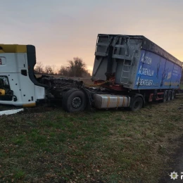 На Миколаївщині зіткнулися вантажівка та легковик – водій останньої загинув. Фото: поліція Миколаївської області