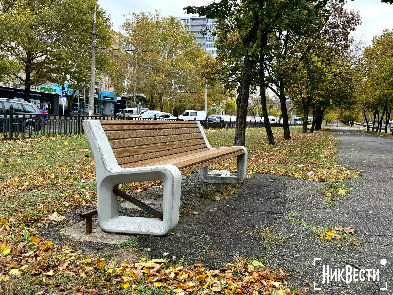 В Николаеве на бульвар вдоль Центрального проспекта вернули скамейки. Фото «НикВести»