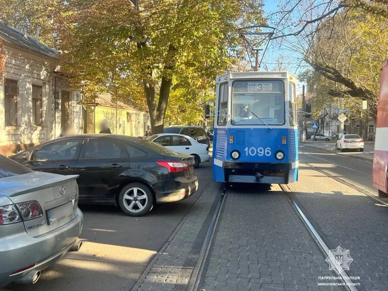 Водитель получила штраф за перекрытие движения трамвая в центре Николаева, фото: патрульная полиция Николаевской области