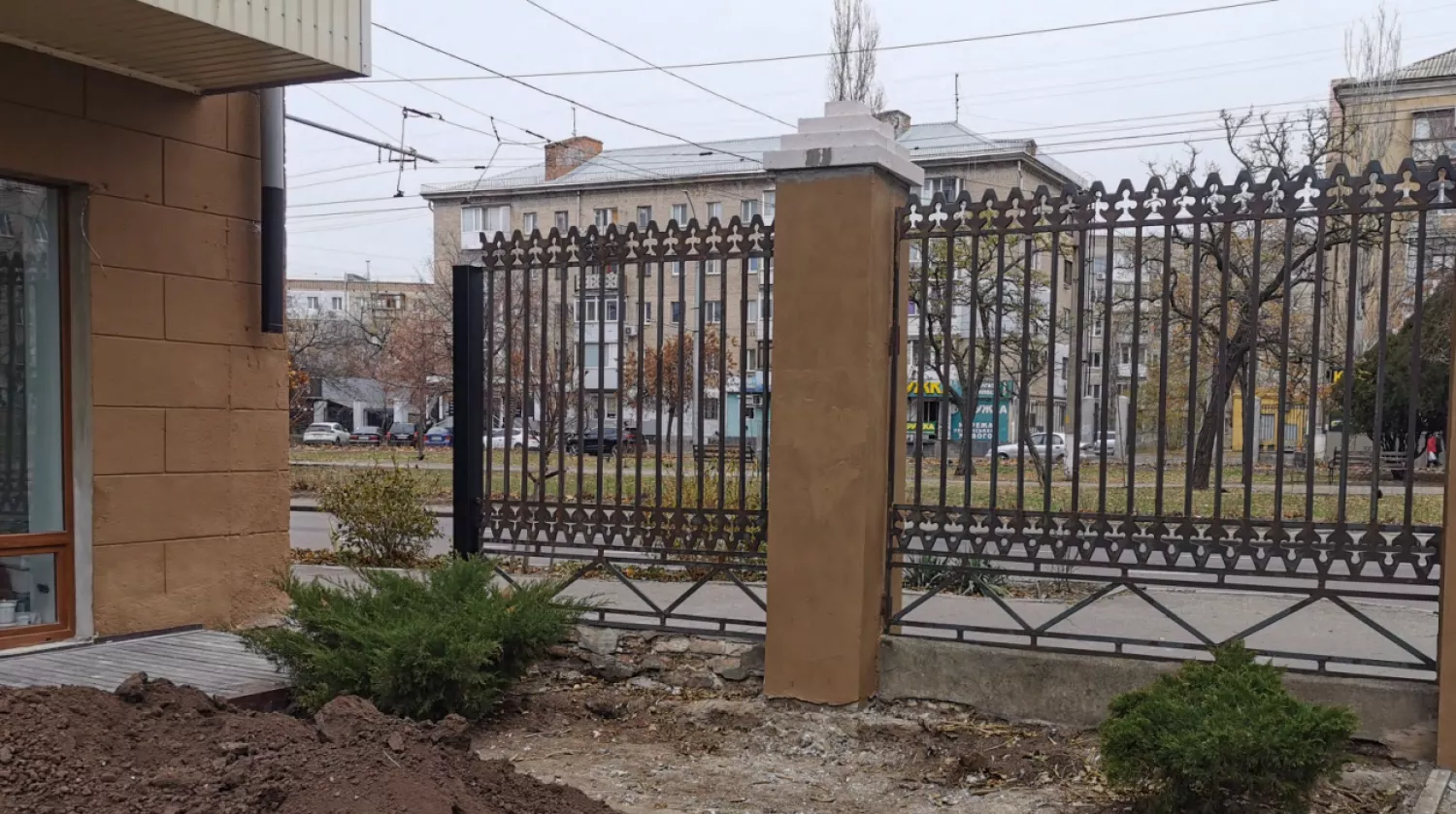 Мешканці будинку за адресою проспект Центральний, 9 у Миколаєві скаржаться на можливе захоплення та огородження прибудинкової території. Фото: Юрій Горшевський