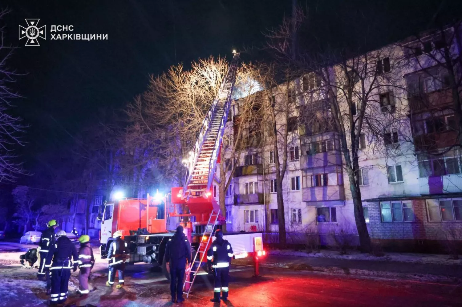 В Харкові безпілотник влучив у дах житлової п’ятиповерхівки