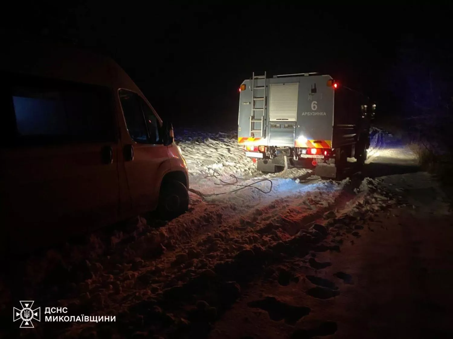 Рятувальники витягли авто «швидкої» зі снігу на Миколаївщині, фото: ДСНС