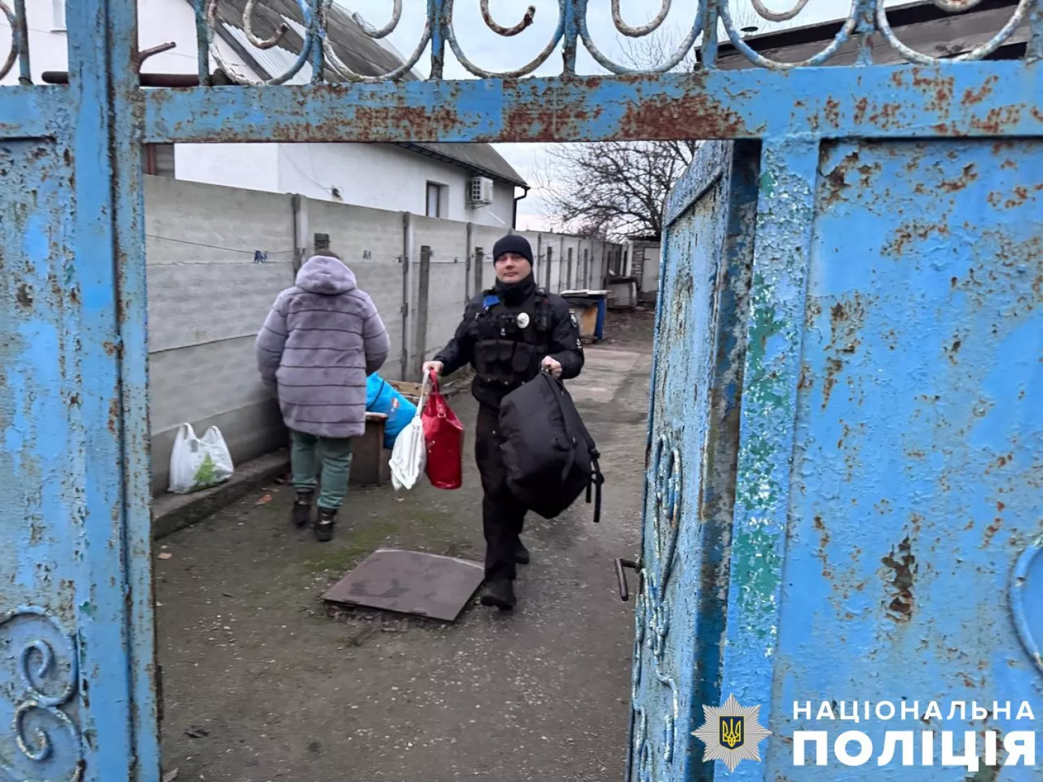 Поліція евакуювала матір із сином із обстрілюваних Комишан на Херсонщині. Фото: Нацполіція в Херсонській області