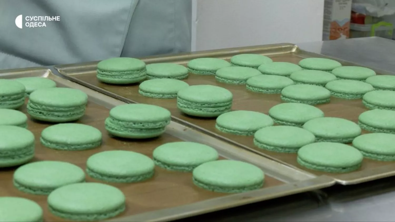 A migrant from Kherson opened a confectionery shop in Odessa where she bakes French desserts. Photo: Suspilne