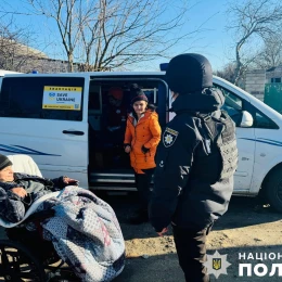 С прибрежной территории Херсона эвакуировали семью. Фото: пресс-служба Нацполиции