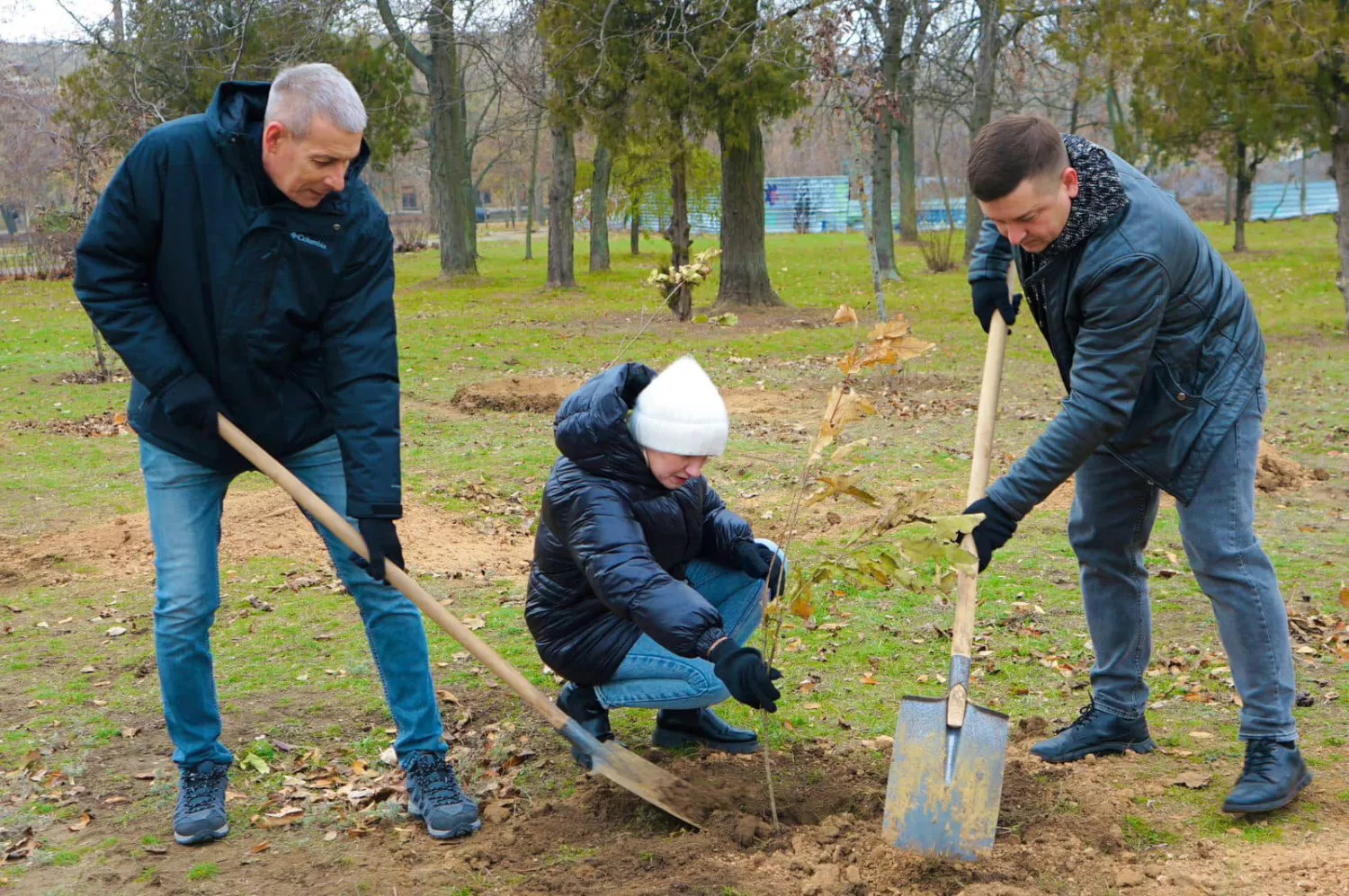 В Николаеве высадили 50 деревьев. Фото: пресс-служба Николаевского областного совета