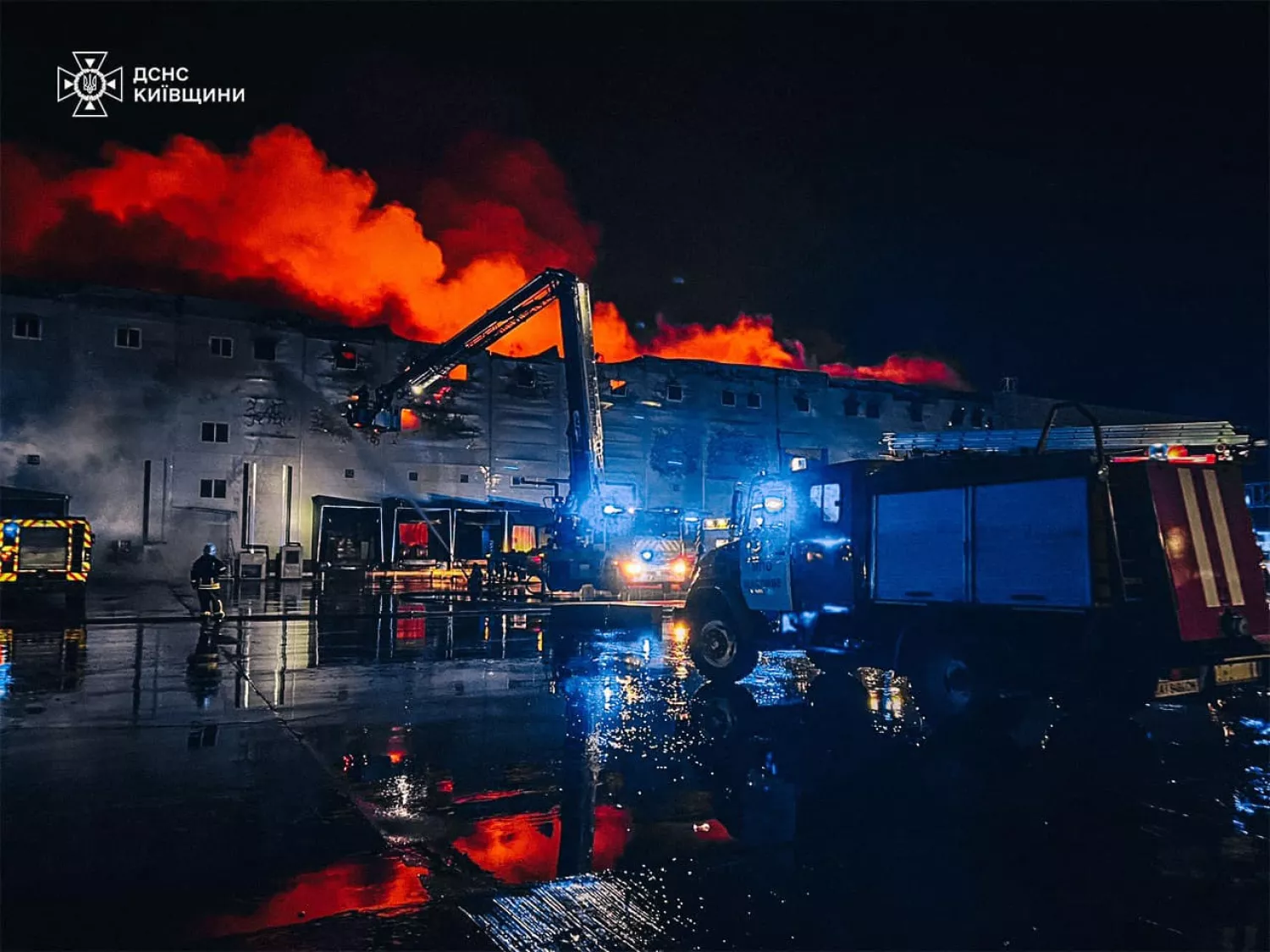 Fire resulting from the Russian attack on Kyiv on December 20, photo: State Emergency Service