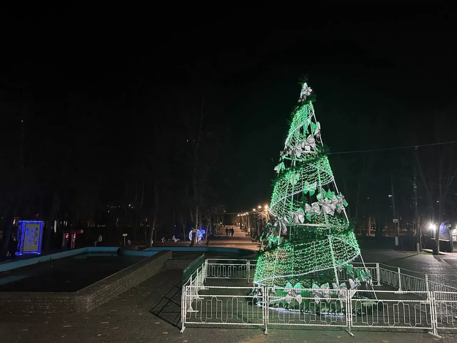 В Первомайске поставили новогоднюю елку. Фото: Первомайский городской совет