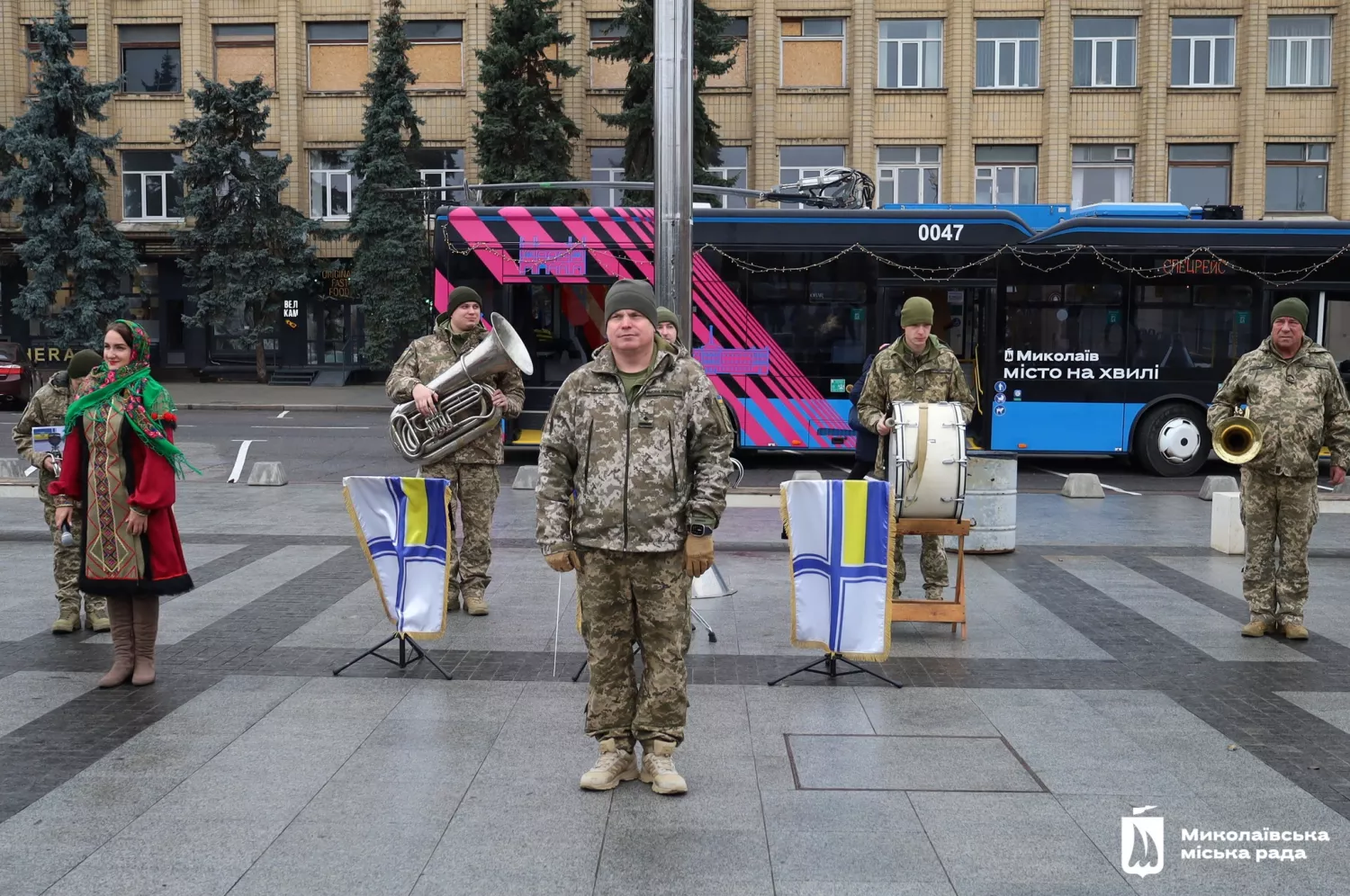 У Миколаєві 25 грудня курсував різдвяний тролейбус з колядниками та оркестром. Фото: Миколаївська міська рада