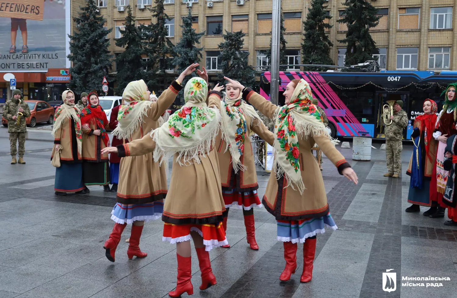 У Миколаєві 25 грудня курсував різдвяний тролейбус з колядниками та оркестром. Фото: Миколаївська міська рада