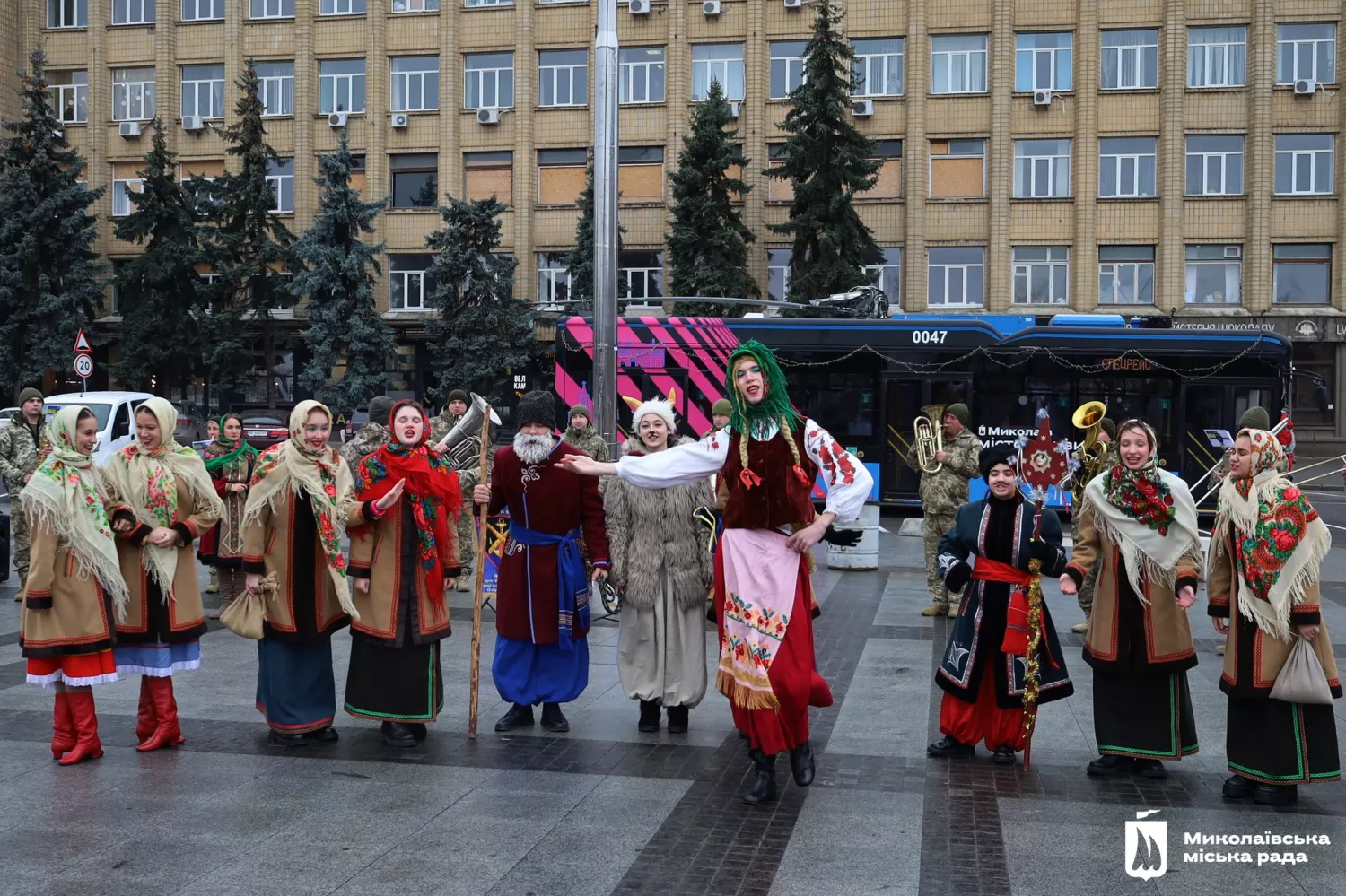 У Миколаєві 25 грудня курсував різдвяний тролейбус з колядниками та оркестром. Фото: Миколаївська міська рада