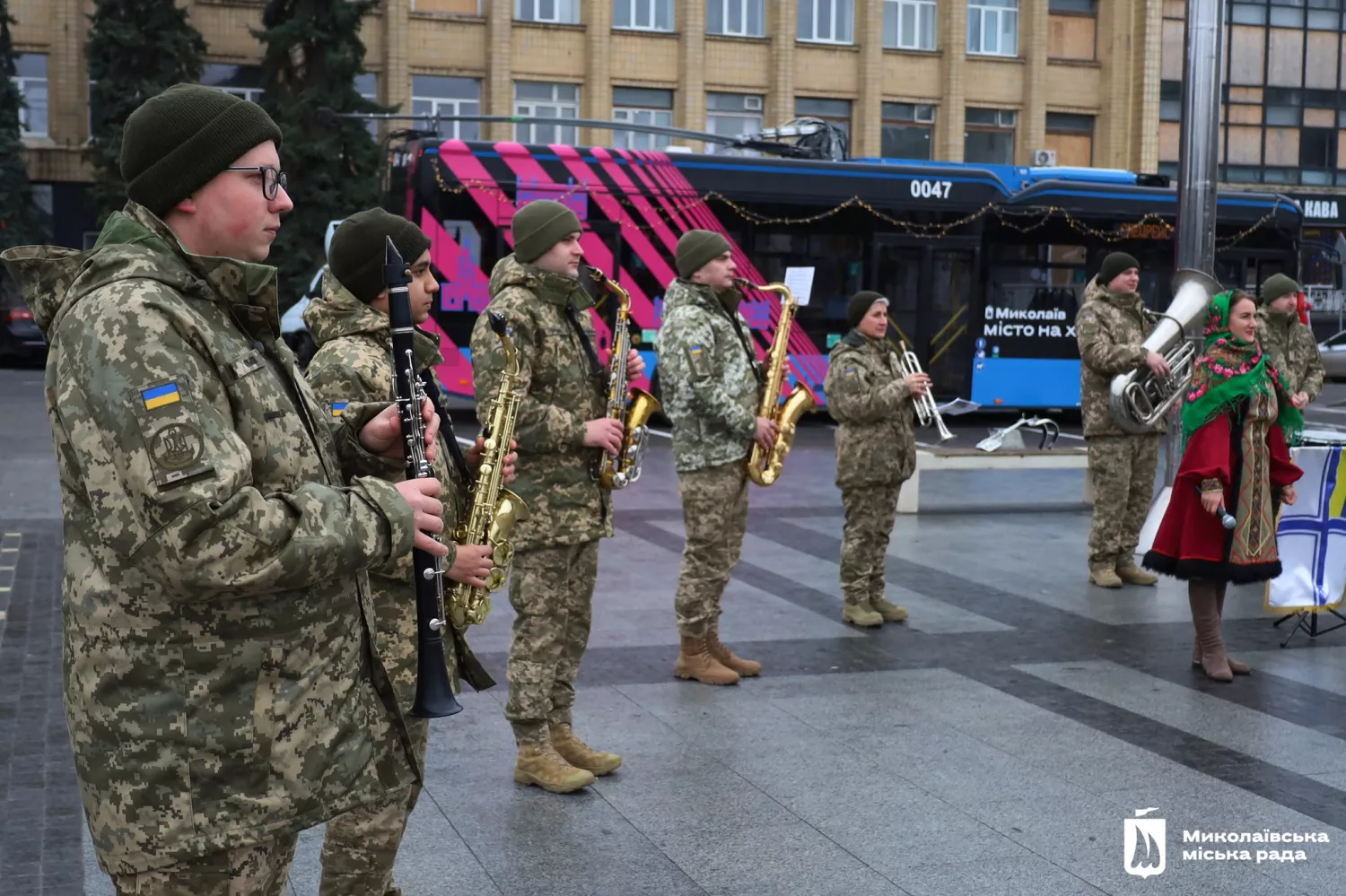 У Миколаєві 25 грудня курсував різдвяний тролейбус з колядниками та оркестром. Фото: Миколаївська міська рада