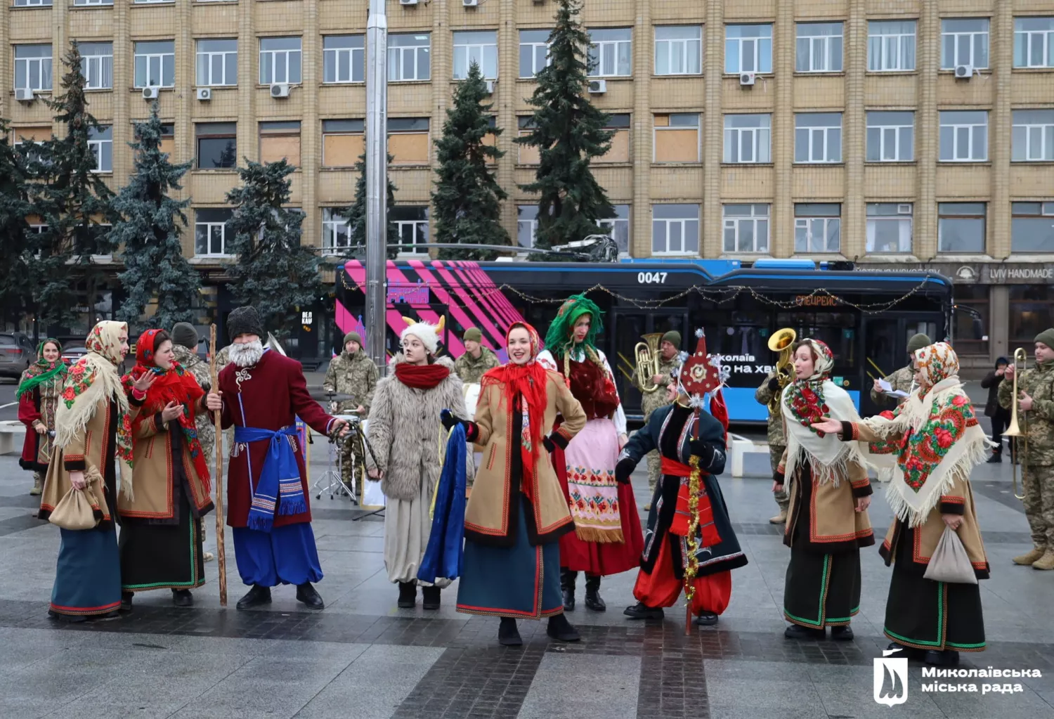 У Миколаєві 25 грудня курсував різдвяний тролейбус з колядниками та оркестром. Фото: Миколаївська міська рада