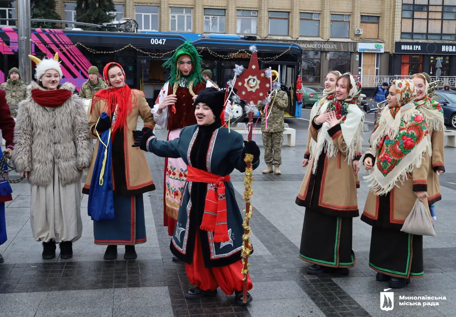 У Миколаєві 25 грудня курсував різдвяний тролейбус з колядниками та оркестром. Фото: Миколаївська міська рада