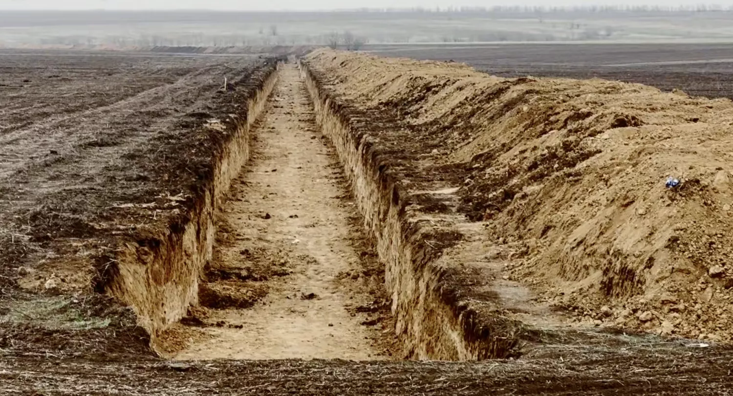 Друга лінія оборони у Херсонській області під час будівництва, березень 2024 року, скриншот з відео голови ОВА Олександра Прокудіна/Telegram