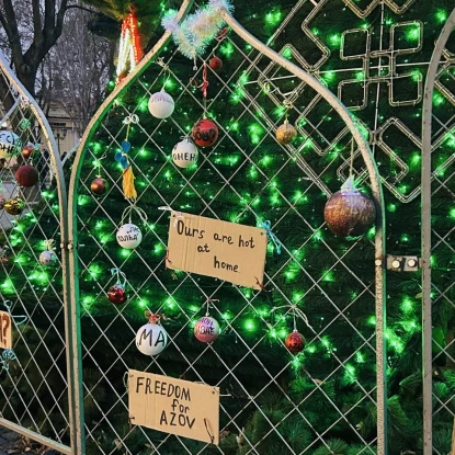 Активісти прикрасили ялинку Одеси написами на підтримку військовополонених, фото: «МикВісті»