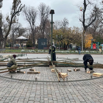 В Одесі монтують головну ялинки. Фото: Суспільне Одеса