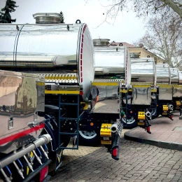 Одеса отримала від Японії десять автоцистерн та вантажівку. Фото: Одеська міська рада