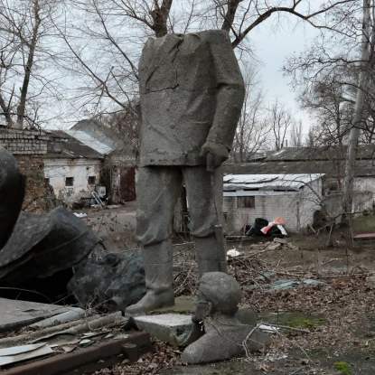 Всі ці памʼятники зʼявились тут після початку повномасштабного вторгнення. Фото: «МикВісті»