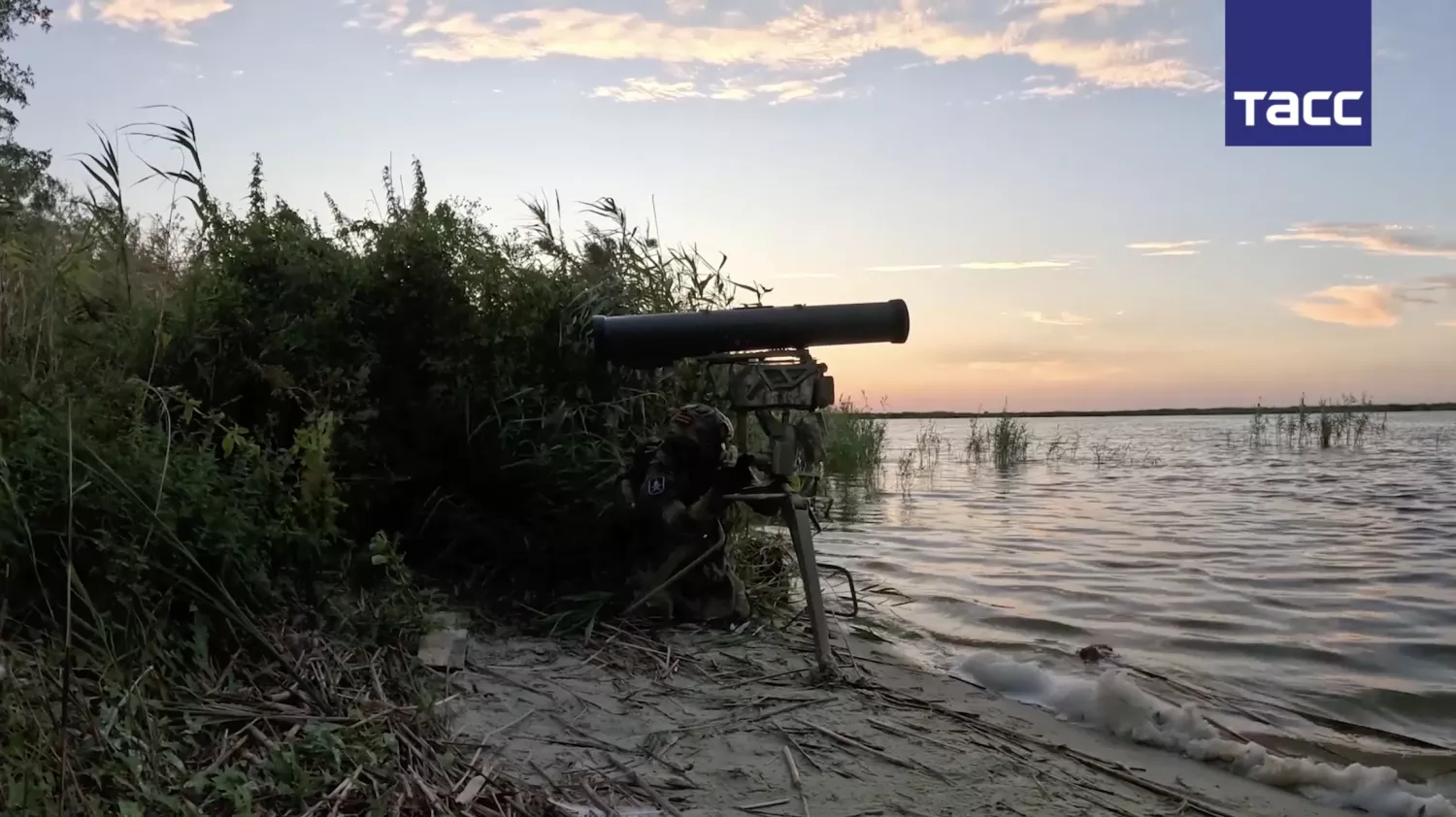 Росіяни бʼють по Очакову з ПТРК «Корнет» з території Кінбурнської коси, скриншот з відео Міноборони РФ від 28 серпня, 2024 року