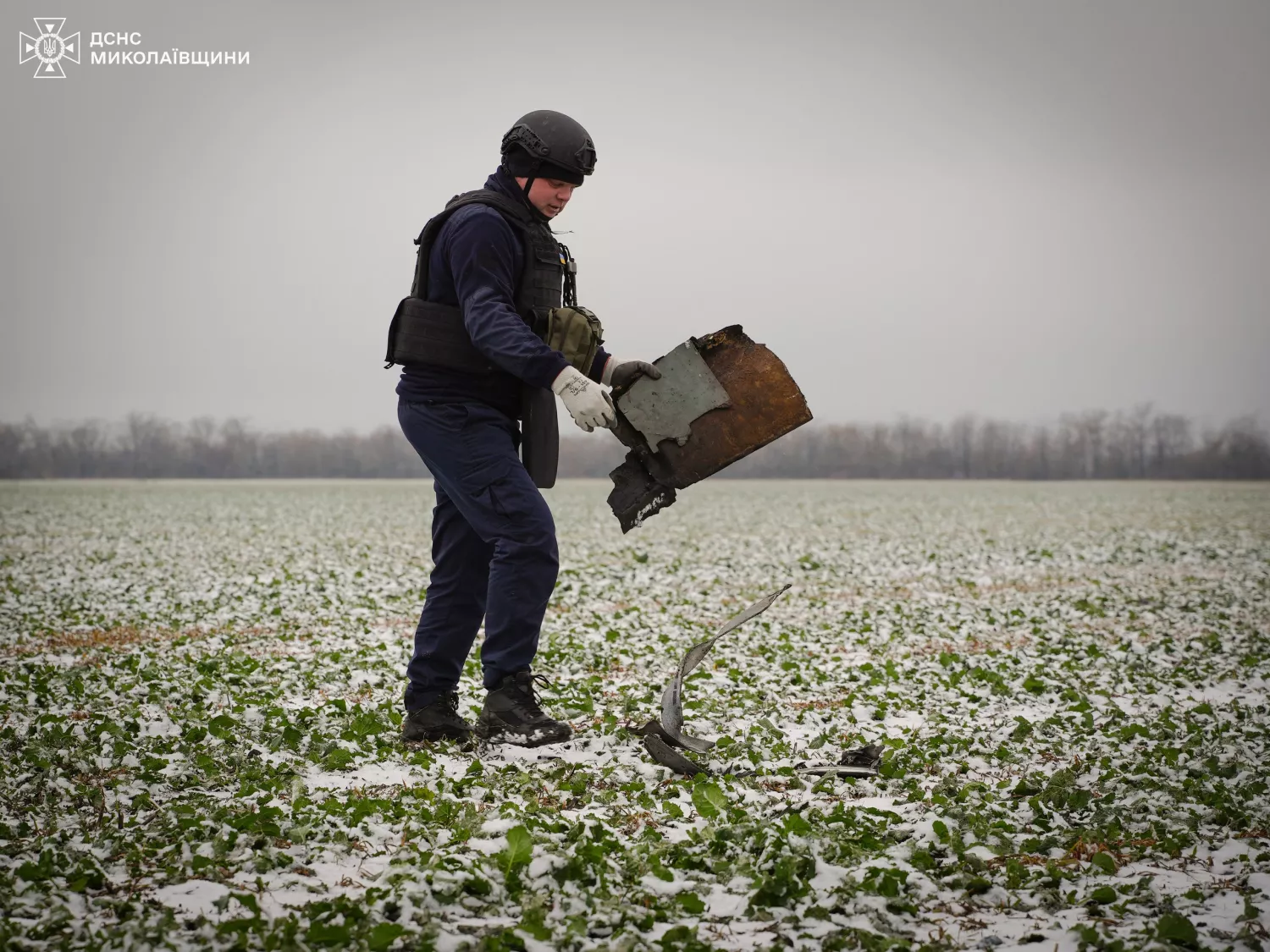 Піротехніки знешкодили уламки ворожих боєприпасів на Миколаївщині. Фото: пресслужба ДСНС у Миколаївській області