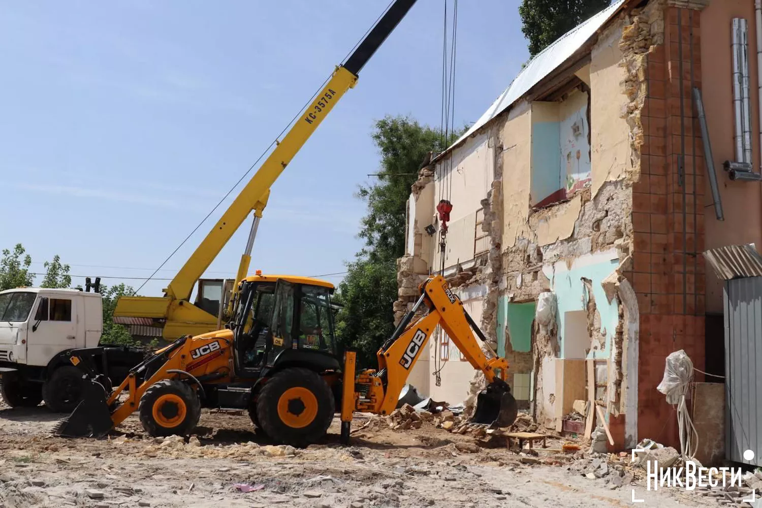 The contractor began rebuilding the destroyed building of Lyceum No. 60 in Mykolaiv, July 2024, photo «NikVesti"