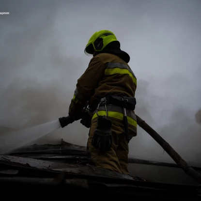 Пожежники ліквідовують пожежу будинку у Миколаєві 8 грудня, фото: ДСНС