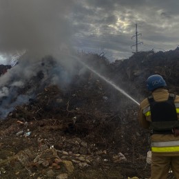 Пожежа сміття в Очакові. Фото: ДСНС