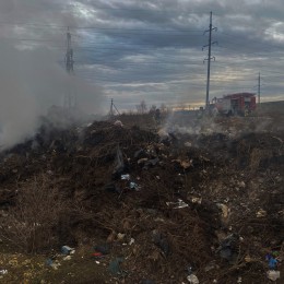 Пожежа сміття в Очакові. Фото: ДСНС