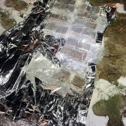 На Волині правоохоронці приземлили дрон з понад 20 кг наркотиків. Фото: СБУ