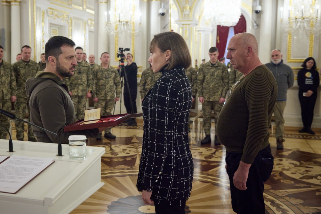 Владимир Зеленский вручает «Золотую Звезду» жене майора Виталия Бохонка, фото: Офис президента
