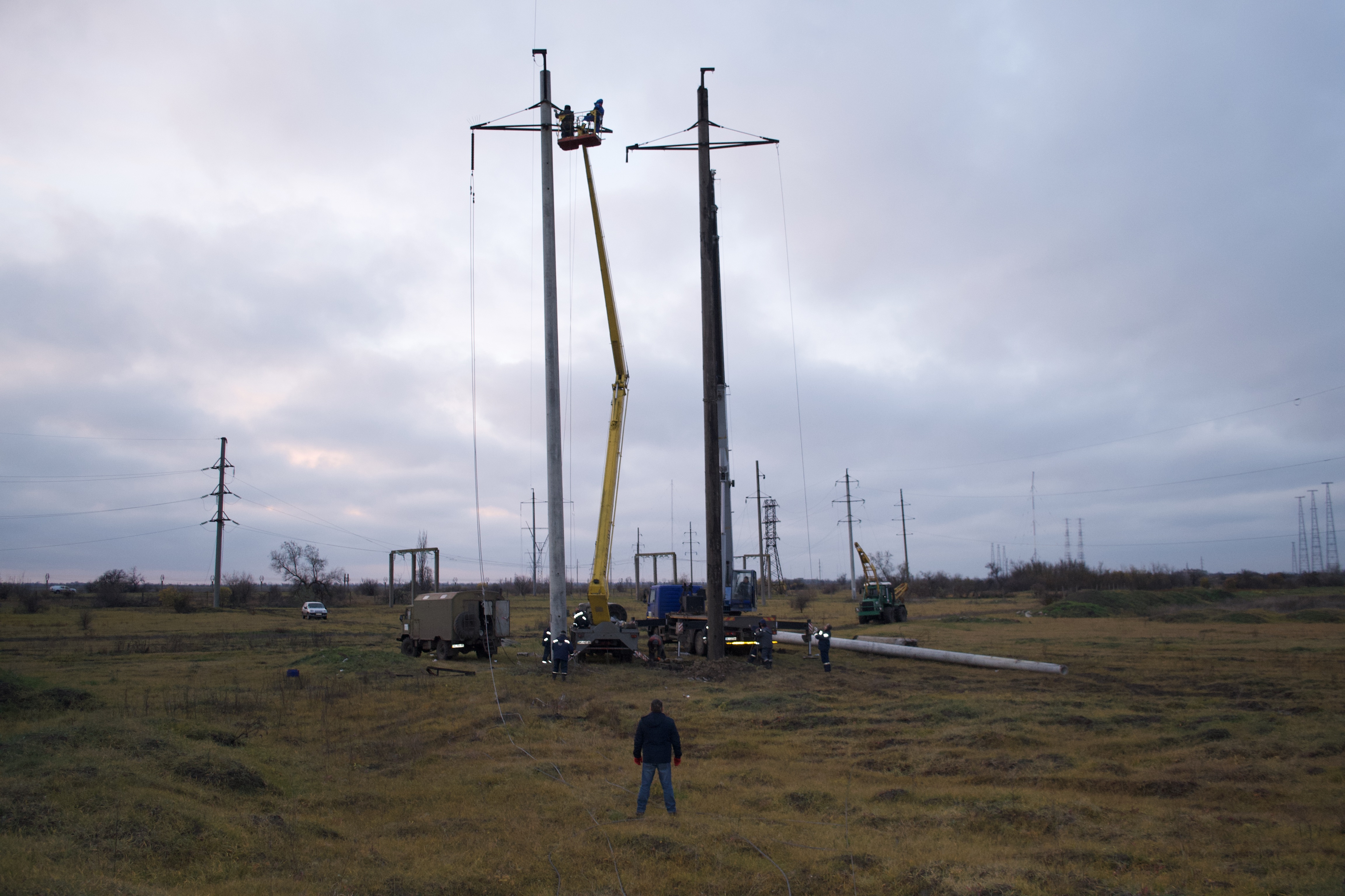 Energy workers are restoring the light supply with the help of an autohydraulic lift, photo «Nikvesti» provided by the company's press service