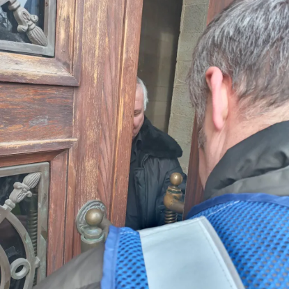 Охоронець мерії не впускає миколаївців до укриття 16 грудня, фото: Миколаївська правда