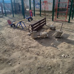 Аварийное состояние детской площадки в Николаеве. Фото: фейсбук-группа «Contact Center при Николаевском городском совете»