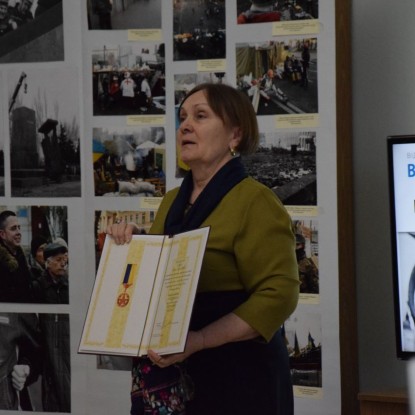Тамара Кемська з нагородою сина Сергія, фото: «НикВести»