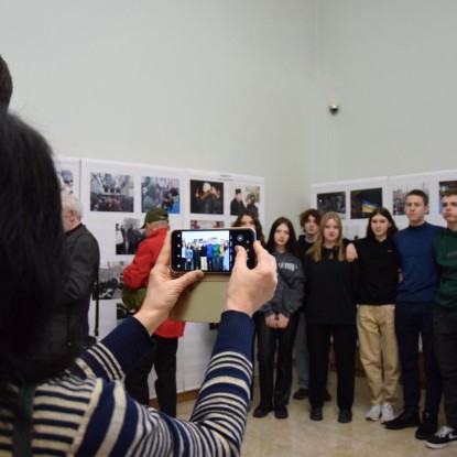 Посетители выставки «В сердцах, в памяти, в мыслях», фото «НикВести».
