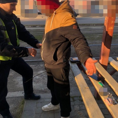 Патрульні в Миколаєві затримали чоловіка з наркотиками. Фото: Патрульна поліція Миколаївської області