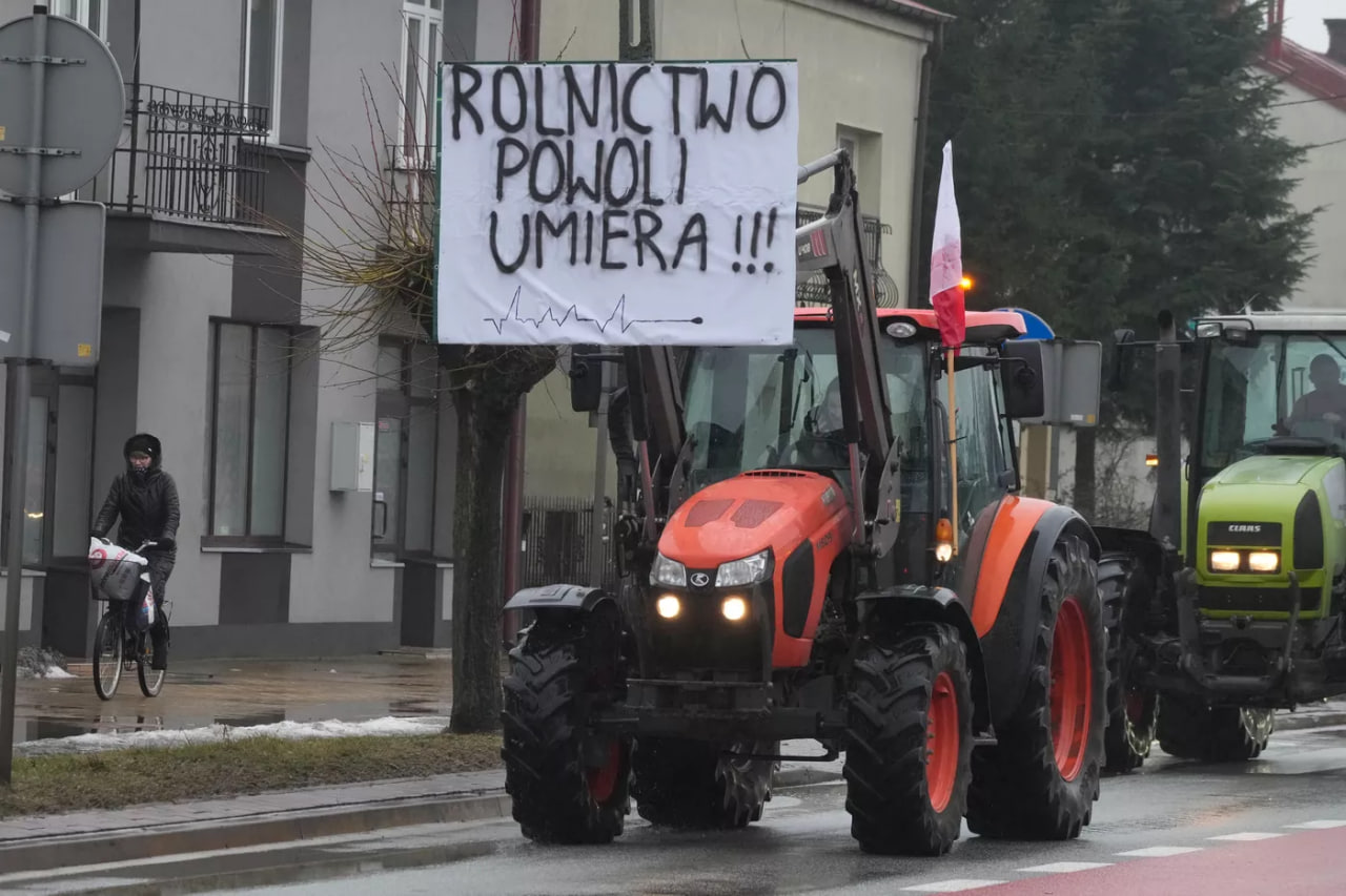 Польские фермеры во время протеста 24 января. Надпись на плакате означает «Сельское хозяйство медленно умирает». Фото: AP/Czarek Sokolowski