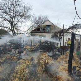 Вогнеборці гасять пожежу на Миколаївщині.