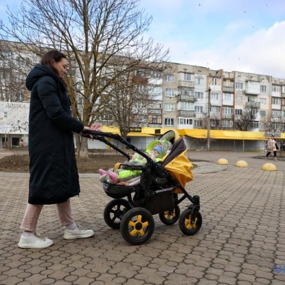 Батьки з дітьми гуляють в центрі Очакова, фото: Укрінформ