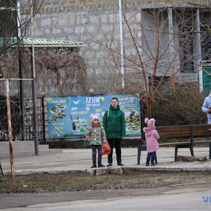 Parents and children walking in the center of Ochakov, photo: Ukrinform