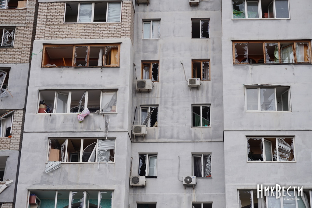 В Николаеве под обстрел попали пять жилых домов: есть жертва, 19 раненых (фото, видео)