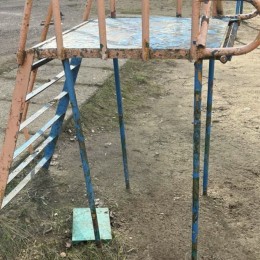 Аварийное состояние детской площадки в Николаеве. Фото: фейсбук-группа «Contact Center при Николаевском городском совете»