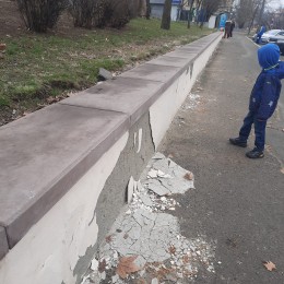 Николаевцы пожаловались на качество ремонта парапета возле ДК «Строителей». Фото: Виктория Тетерина