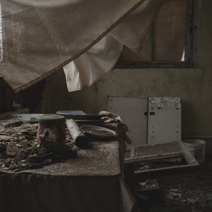 Покинуті речі у зруйнованому будинку у Лупаревому. Фото: Сергій Овчаришин, «НикВести»