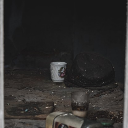 Покинуті речі у зруйнованому будинку у Лупаревому.  Фото: Сергій Овчаришин, «НикВести»