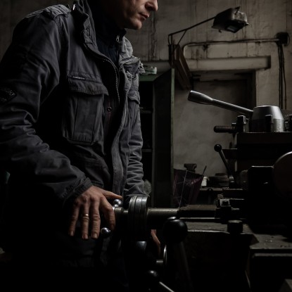 Владимир Стефаник на рабочем месте в вагоноремонтной мастерской. Фото: Сергей Овчаришин, «НикВести»