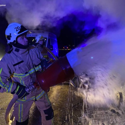 Пожарные тушат пожар в Николаеве. Фото: ГУ ГСЧС в Николаевской области