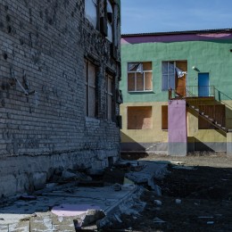 Поврежденное обстрелами и взрывной волной здание школы, фото: Сергей Овчаришин, «НикВести»